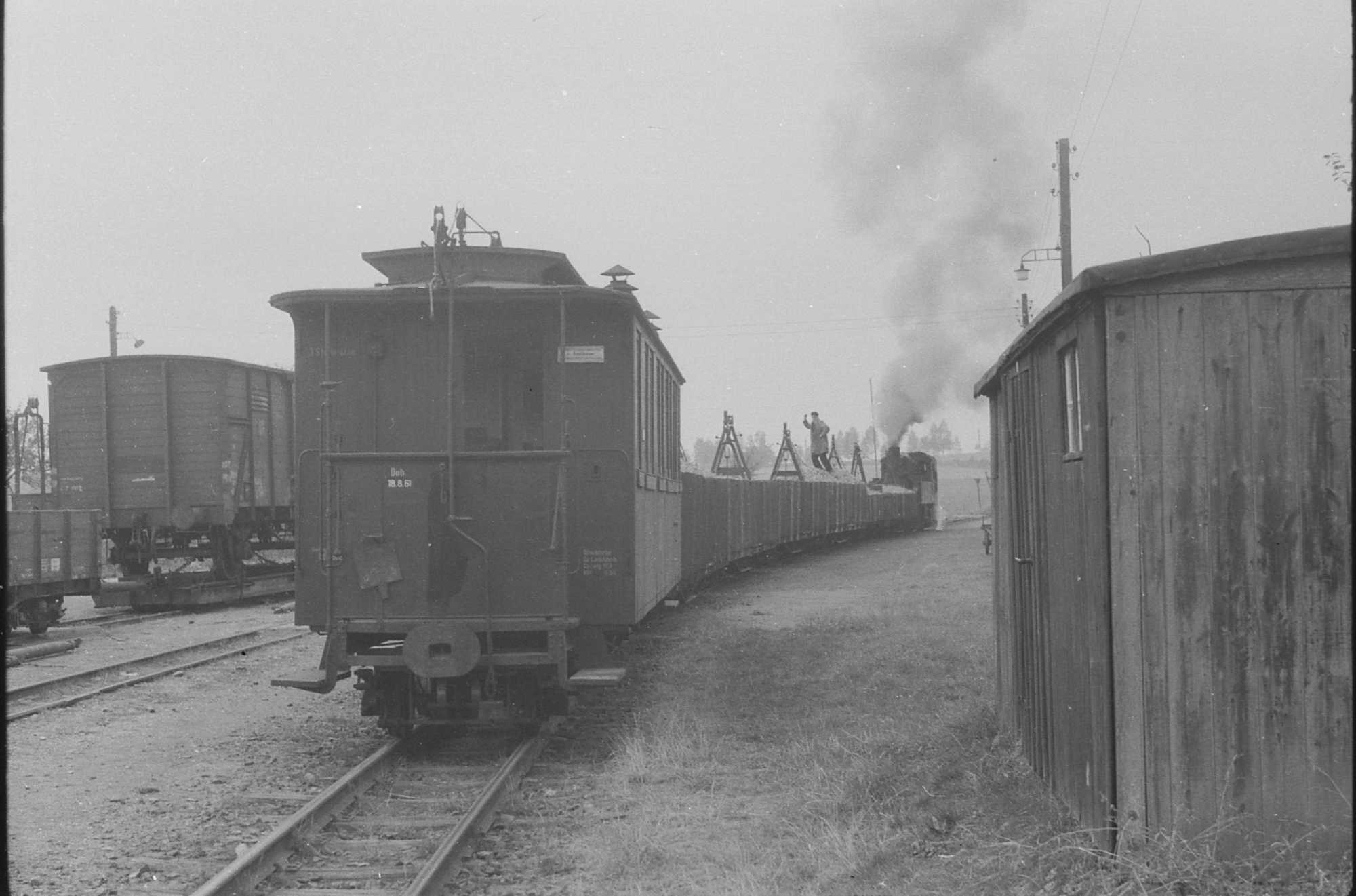 Im als Rübenzug verkehrenden N 11327 von Döbeln-Gärtitz nach Lommatzsch diente am 15. Oktober 1961 der vierachsige Oberlichtwagen 970-307 als Zugführerwagen. In Kleinmockritz setzte die Zuglok weitere beladene Wagen an den Zug, dessen Bremsleine danach neu gespannt werden musste.