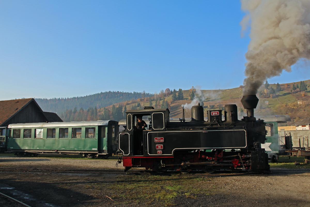 Als die Dampflok 764-423 am 19. Oktober 2019 im Betriebsgelände in Moldoviţa rangierte, stand links hinter auf einem Nebengleis der von der CFI als Ba 76 geführte Personenwagen, ex SKGLB in Österreich.