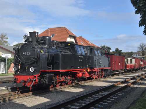 Beim Bahnhofsfest „Schall und Rauch“ am 5. Oktober 2019 in Kühlungsborn West waren die Kohlenkasten an Kohlenkasten stehenden Lokomotiven 99 331 und 99 332 der große Hingucker.