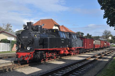 Beim Bahnhofsfest „Schall und Rauch“ am 5. Oktober 2019 in Kühlungsborn West waren die Kohlenkasten an Kohlenkasten stehenden Lokomotiven 99 331 und 99 332 der große Hingucker.