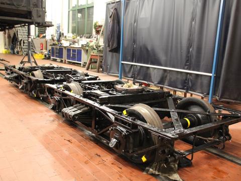 Die aufgearbeiteten Drehgestelle des GGw 97-10-99 in der Zittauer Werkstatt.