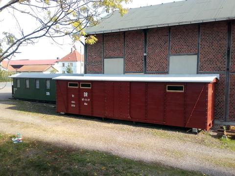 Der restaurierte Kasten des ehemals vierachsigen gedeckten Güterwagens 97-11-17 in Mohorn.