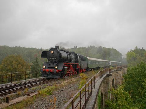 Auf der Fahrt von Chemnitz nach Karlsbad über Plauen und Bad Brambach über­querte der von der Lok 50 3648-8 geführte SEM-Sonderzug am 5. Oktober 2019 im Stadtgebiet von Plauen die Syrabachbrücke. Dort ist das Vorhandensein von einst zwei Gleisen noch sichtbar.