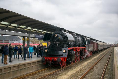 Die längst wieder reparierte Glauchauer Dampflok 35 1097-1 fuhr am 19. Oktober 2019 unter anderen mit Reisezugwagen aus Chemnitz in den Bahnhof Westerland auf Sylt ein. Die von Leipzig aus eingesetzte 91 134 ist noch defekt (siehe PK 170, Seite 37).