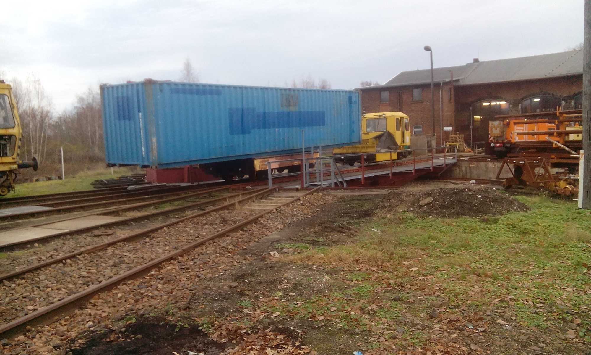Am 27. November 2019 gelangte der erste als Lager genutzte Container der Muldentalgruppe im ehemaligen Bw Rochlitz an seinen neuen Standort. Zum Transport dienten standesgemäß Eisenbahnfahrzeuge – aber keine Containerwagen, sondern ein von einem Skl gezogener Kl-Beiwagen.