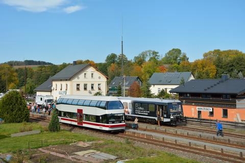 Am 13. Oktober begegnete der Doppelstocktriebwagen 670 002-5 im Bahn­hof Markersbach den dort ausgestellten und für Interessierte geöffneten Laborfahrzeugen.