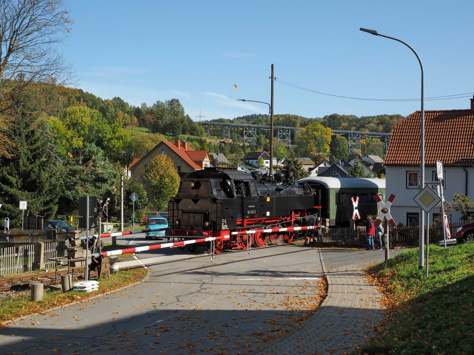 Am 13. Oktober 2019 verkehrte erneut der VSE-Museumszug mit der PRESS-Lok 86 1333-3 als regulärer Zug der Erzgebirgischen Aussichtsbahn (EAB), hier bei der Ausfahrt aus Markersbach.