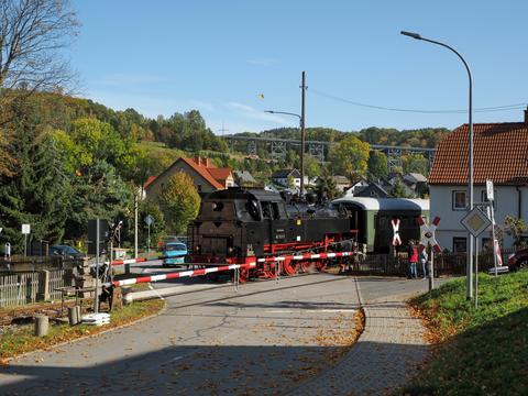 Am 13. Oktober 2019 verkehrte erneut der VSE-Museumszug mit der PRESS-Lok 86 1333-3 als regulärer Zug der Erzgebirgischen Aussichtsbahn (EAB), hier bei der Ausfahrt aus Markersbach.