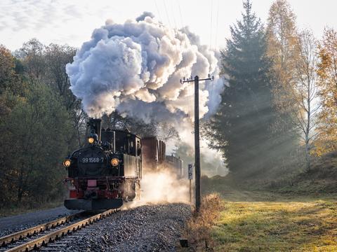 Am 21. Oktober 2019 gab es eine private Fotozugfahrt auf der Preßnitztalbahn. Als beliebtes Motiv wurde die Ausfahrt Schmalzgrube mit den ersten Sonnenstrahlen festgehalten.