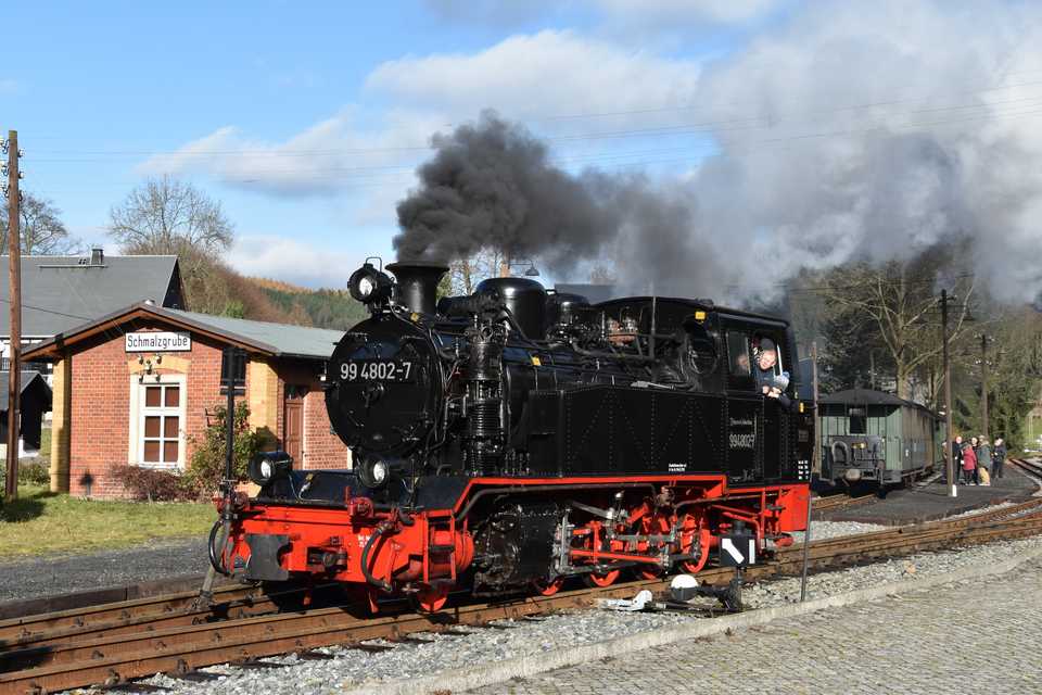Nach der Zwischenaufarbeitung der Rügener 99 4802-7 erfolgte eine Probefahrt nach Schmalzgrube – beim Umsetzen fotografierte Thomas Poth diese in Sachsen ungewohnte Lokomotive auf der Preßnitztalbahn.