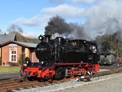 Nach der Zwischenaufarbeitung der Rügener 99 4802-7 erfolgte eine Probefahrt nach Schmalzgrube – beim Umsetzen fotografierte Thomas Poth diese in Sachsen ungewohnte Lokomotive auf der Preßnitztalbahn.