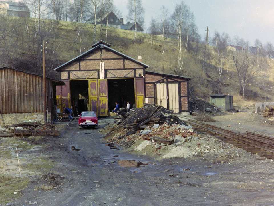 März 1991 - Schuttberge prägen das Bild des Bahnhofsgeländes.