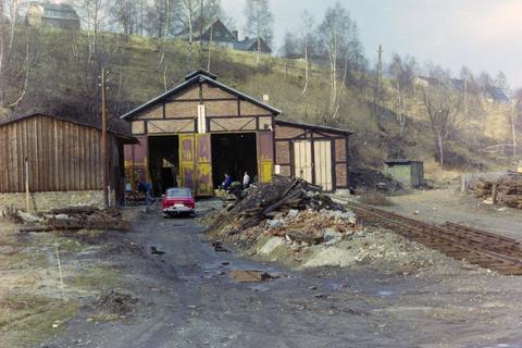 März 1991 - Schuttberge prägen das Bild des Bahnhofsgeländes.