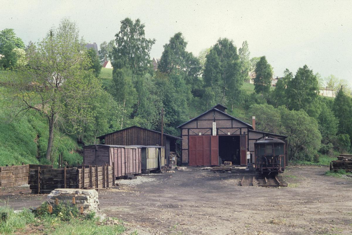 Juni 1991 - Ordnung und Lagerplätze ziehen ein, im Vordergrund noch der originale Prellbock, der 1992 dem Neuaufbau des Bahnhofs weichen mußte.