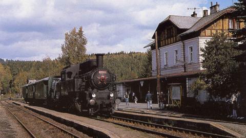 Am 3. Oktober hat die Dampflok 423.094 mit ihrem böhmischen Lokalbahnzug den Weg über den Erzgebirgskamm überschritten und legt im Bahnhof Neu Rohlau (Nova Role) eine Pause ein.