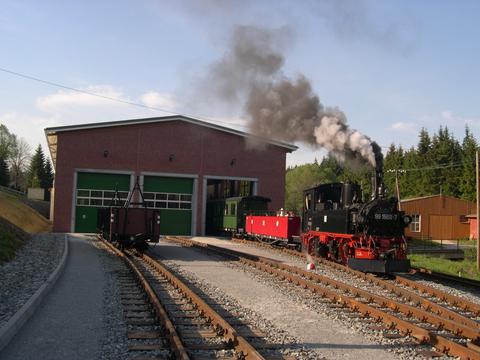 Mit geringem Aufwand gestaltet sich mit der Ausstellungs- und Fahrzeughalle die Bereitstellung der Züge für den Einsatz auf der Museumsbahn, im Bild zu Pfingsten mit Lok 99 1590-1.
