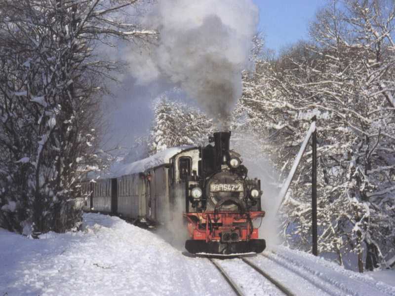 Bei herrlichstem Winterwetter befördert 99 1542-2 am 5. Februar 2005 einen Reisezug zwischen Schlössel und Jöhstadt.