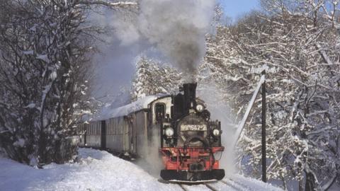 Bei herrlichstem Winterwetter befördert 99 1542-2 am 5. Februar 2005 einen Reisezug zwischen Schlössel und Jöhstadt.