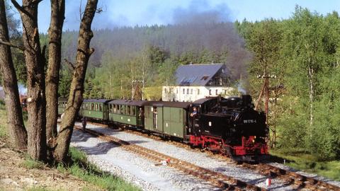 Am 3. Juni 2005 führt 99 1715-4 einen Personenzug nach Jöhstadt, hier aufgenommen am Abzweig der Gleise zur Fahrzeughalle Schlössel vom Streckengleis.