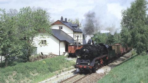 Am 26. Mai 2006 passierte 50-3616 mit ihrem Fotogüterzug den inzwischen mustergültig hergerichteten Museumsbahnhof Walthersdorf (Erzgebirge). Das Museum des privaten Sammlers Claus Schlegel ist jeweils sonntags nachmittags zu besichtigen.