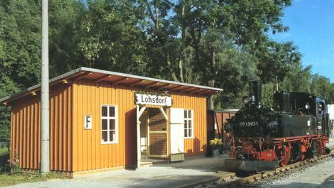 Am 19. August 2006 stand die Jöhstädter 99 1590-1 in Lohsdorf an der ehemaligen Schmalspurbahn Goßdorf-Kohlmühle - Hohnstein in der Sächsischen Schweiz im schönsten Abendlicht. Mehr dazu in dieser Ausgabe.