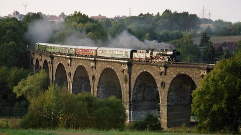 Am 30. September 2006 überquert 50 3616 mit dem VSE-Museumszug den Bahrebach-Viadukt in Chemnitz.