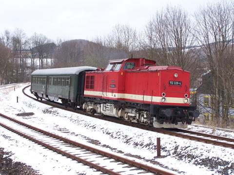Am 21. März 2008 brachte 112 326 der Pressnitztalbahn GmbH den LOWA-Wagen des VSE-Museumszuges von seiner Hauptuntersuchung zurück ins Erzgebirge - fast ein Bild aus vergangenen Zeiten.