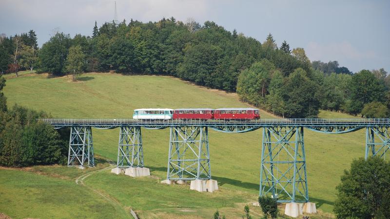 Triebwagengarnitur der „Erzgebirgischen Aussichtsbahn“ auf dem Markersbacher Viadukt.