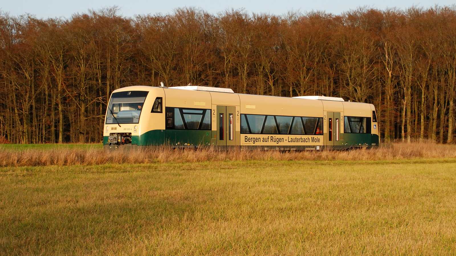 Triebwagen RegioShuttle 650 032-4 der EBB Pressnitztalbahn mbH wurde Ende November nach Rügen überführt und bestritt auf seiner künftigen Einsatzstrecke erste Probe- und Personalschulungsfahrten.