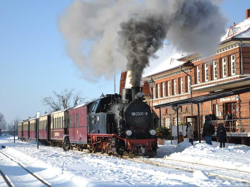 Im Sonnenschein wartet 99 2331-9 mit ihrem Zug am 28. Dezember 2010 auf das Abfahrtssignal aus dem
Bahnhof Ostseebad Kühlungsborn-West.