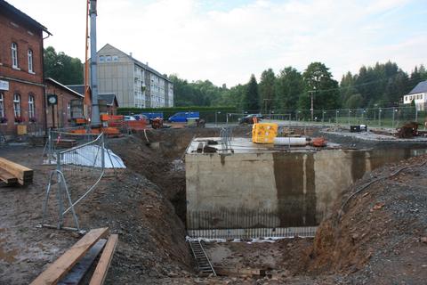 Nach drei Wochen sind die Stirnwände des Rückhaltebeckens (Rüb) in der künftigen Geländeachse freigelegt und mit dem Aufbau der Fundamente der Widerlager wurde begonnen.