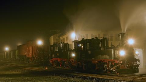 Im Nebel der Nacht dokumentierte Dominik Dietrich diesen GmP im Bahnhof Schlössel.