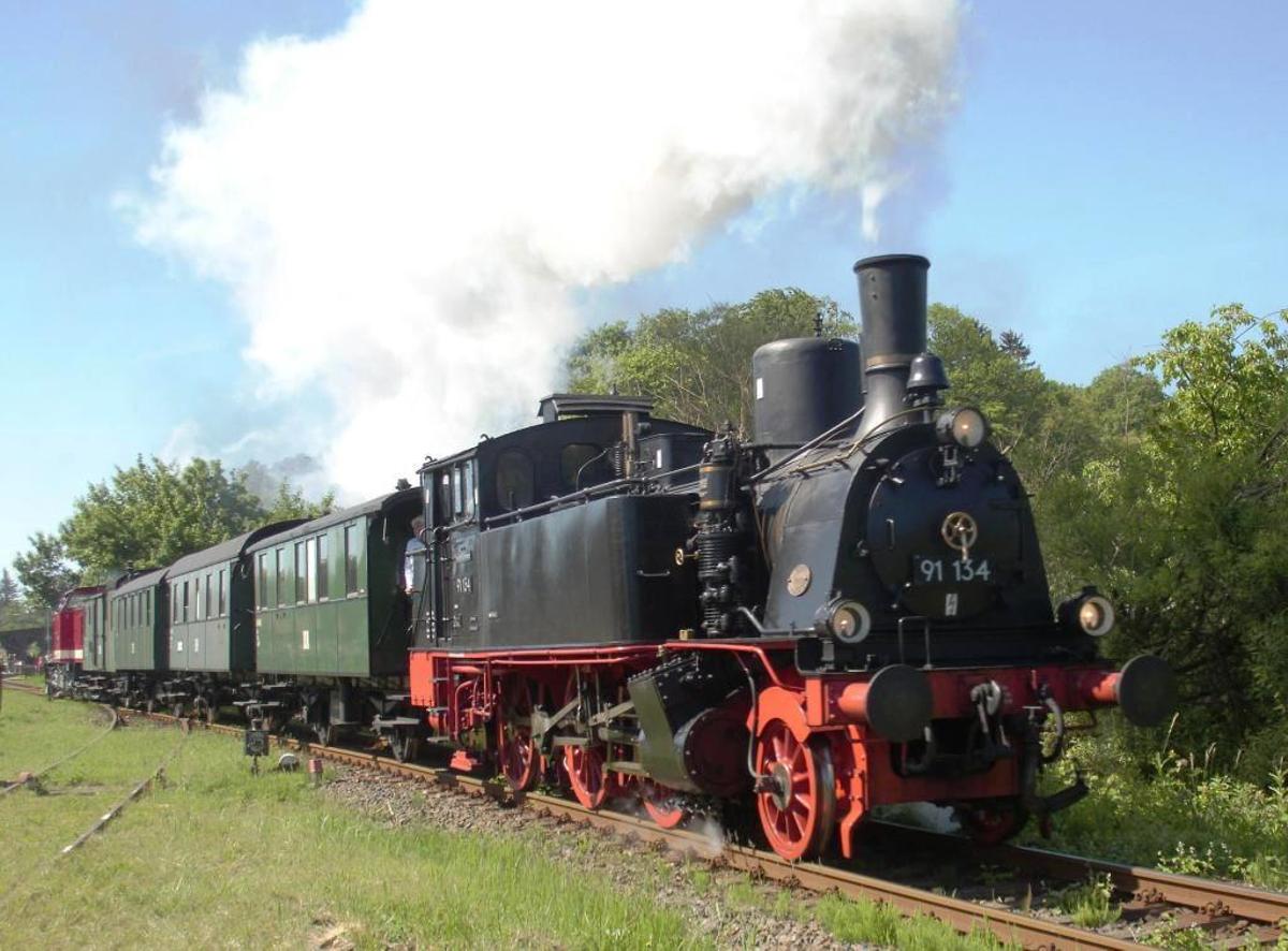 Lok 91 134 mit ihrer Wagengarnitur vom Schweriner Eisenbahn- und Technikmuseum bereicherte das Putbusser Bahnhofsfest am 4. und 5. Juni und übernahm Pendelzugleistungen zwischen Bergen und Lauterbach Mole.