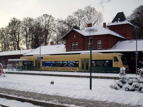 Press-RegioShuttle in Putbus vor dem Bahnhofsgebäude.