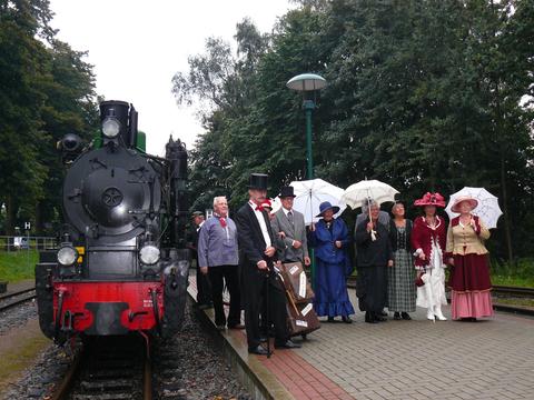 Am 9. September verkehrte anlässlich des MOROP-Kongresses in Stralsund ein Sonderzug auf der Schmalspurbahn, bei der Rückfahrt nach Putbus wurde im Bahnhof Binz dieser historische Aufzug von Hendrik Flath im Bild festgehalten.