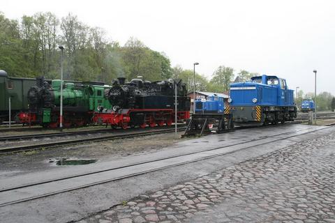 Interessante Fahrzeugparaden in Putbus zum Bahnhofsfest am 15. Mai v.l.n.r.: „Grüne“ 52 Mh, 99 4802-7, 199 008-4, 251 901-5 und ganz hinten eine Lok der BR 204.
