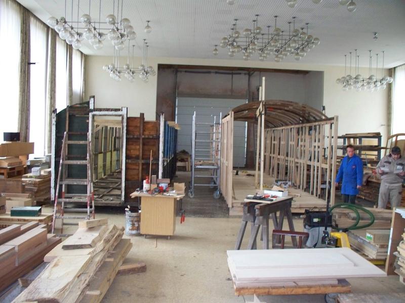 Bei der Tischlerei Hübner erfolgte von Dezember 2007 bis März 2008 der weitgehende Neubau des Wagenkastens – Stück für Stück wurde vom Original Maß genommen, neue Holzelemente angefertigt oder soweit möglich auch vom alten Kasten übernommen.