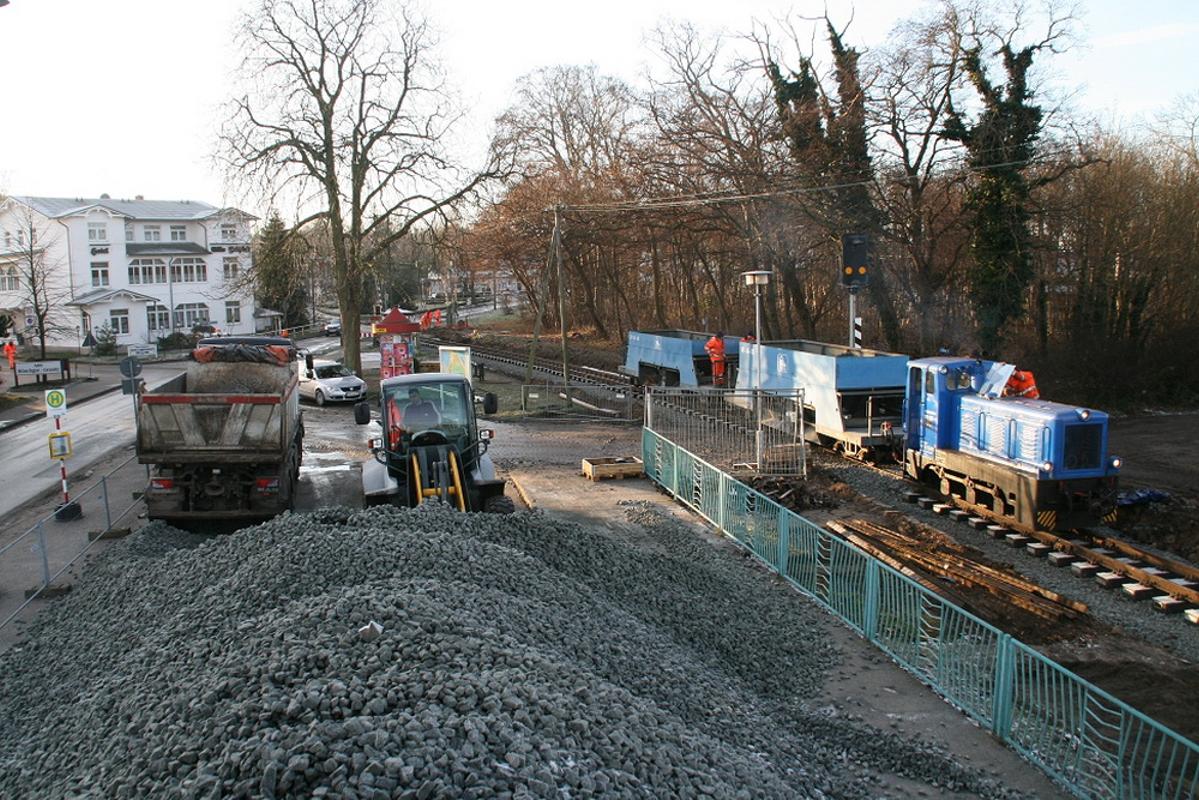Die V10C 199 008-4 und die beiden Schotterwagen der Preßnitztalbahn, 97-24-05 und 97-24-06 waren im Herbst 2009 intensiv auf der Rügener Schmalspurbahn auf der Baustelle zwischen Sellin Ost und Göhren im Einsatz.