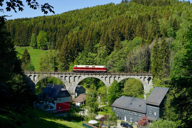 Am 2. Juni 2020 traf Olaf Buhler die Diesellok 118 757-4 der PRESS auf der Strecke von Hockeroda nach Unterlemnitz im Sormitztal auf dem Viadukt bei Wurzbach solofahrend an.