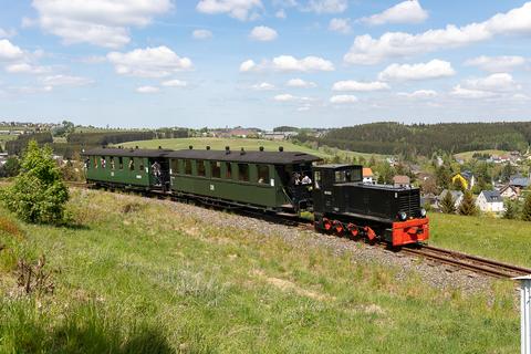 Bei der Museumsbahn Schönheide hilft derzeit die Köf 6001 (Typ HF130C) aus Bertsdorf aus. Am 21. Mai 2020 hatte sie mit diesem Zug den Bahnhof Schönheide gleich erreicht.