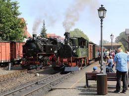 Obwohl die Historik Mobil auf den 4. bis 6. September verschoben ist, verkehrten am 1. und 2. August bei der SOEG zahlreiche zusätzliche Züge, hier der DRG- und der Sachsenzug in Bertsdorf.
