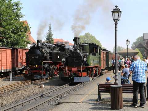 Obwohl die Historik Mobil auf den 4. bis 6. September verschoben ist, verkehrten am 1. und 2. August bei der SOEG zahlreiche zusätzliche Züge, hier der DRG- und der Sachsenzug in Bertsdorf.