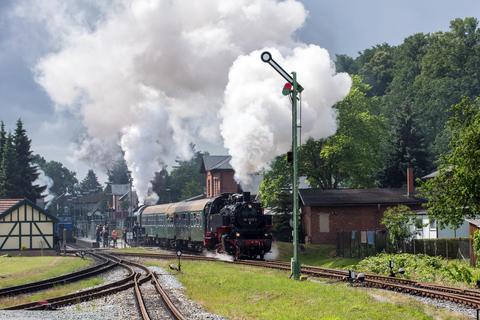 Mit mächtigen Dampfwolken verließen die beiden im Eigentum der PRESS befindlichen Loks der Baureihe 86 am 12. Juli 2020 den Bahnhof Putbus in Richtung Bergen auf Rügen. Es handelte sich dabei um keine Sonderfahrt, sondern um einen Einsatztag historischer Fahrzeuge auf dieser Strecke.