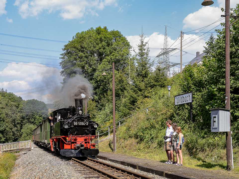 Seit Anfang Juli steht die IV K 99 1594-3 zuverlässig jedes Wochenende vor den Zügen der Museumsbahn im Einsatz. So fotografierte sie Holger Drosdeck am 8. August am Haltepunkt Wildbach.