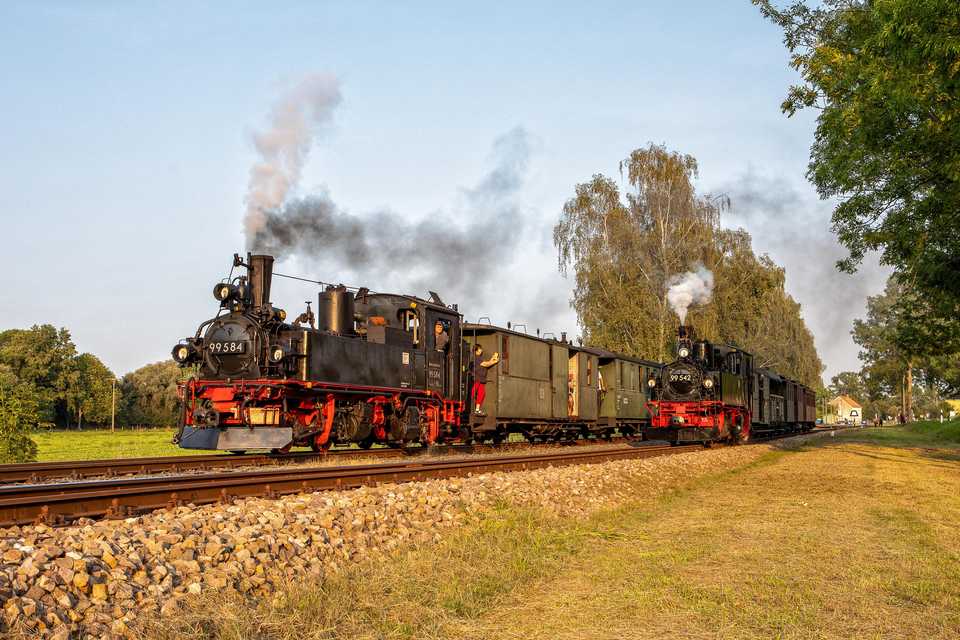 Am 12. September 2020 war die IV K 99 542 zu Gast in Mügeln, wo sie die schadhafte I K Nr. 54 vor dem „Zweiachserzug“ vertrat. Norman Timpe traf die IGP-Lok gemeinsam mit 99 584 in Nebitzschen an.
