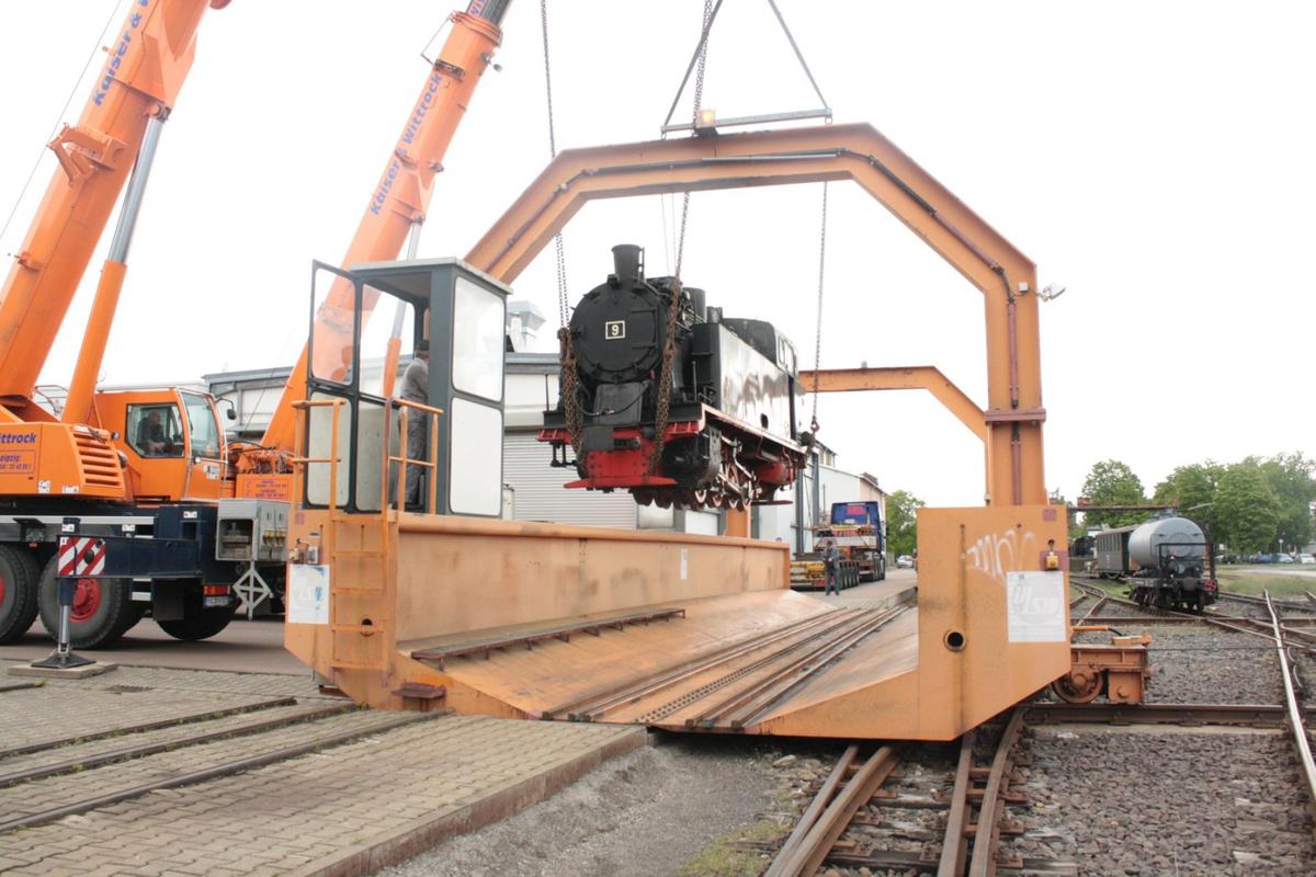 Am 7. Mai 2014 hob ein Kran Lok 9 in Benndorf auf einen Tieflader, auf dem sie Deutschland verließ.