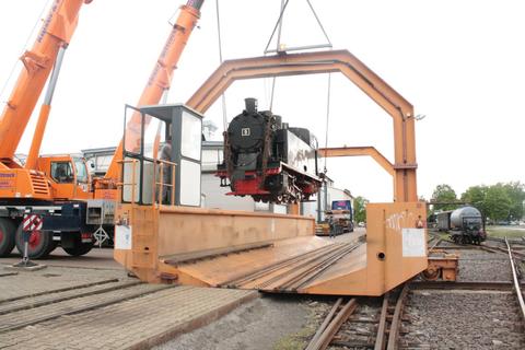 Am 7. Mai 2014 hob ein Kran Lok 9 in Benndorf auf einen Tieflader, auf dem sie Deutschland verließ.