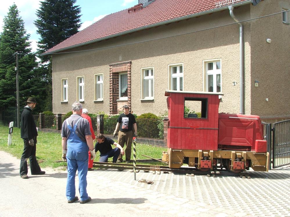 Ladeburg bei Bernau: Transportvorbereitung der BN30U in das Feldbahnmuseum Herrenleite.