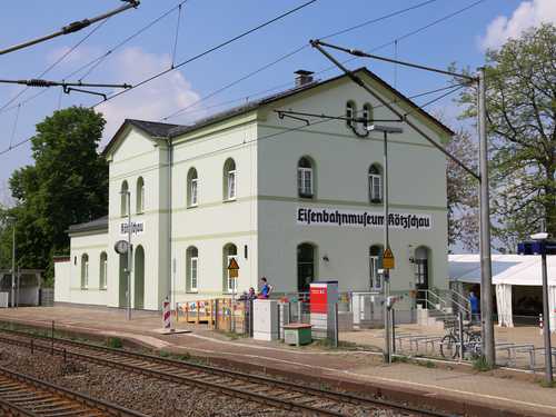 Das sanierte Empfangsgebäude in Kötzschau – nun Domizil eines Eisenbahnmuseums.