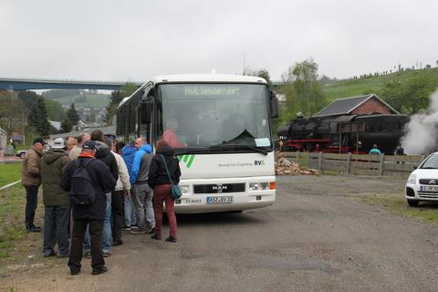 Im Bahnhof Markersbach verlassen die Besucher des Pumpspeicherkraftwerkes den EAB-Zug und steigen in einen Bus der Regionalverkehr Erzgebirge GmbH um, der sie zum Kraftwerk bringt.